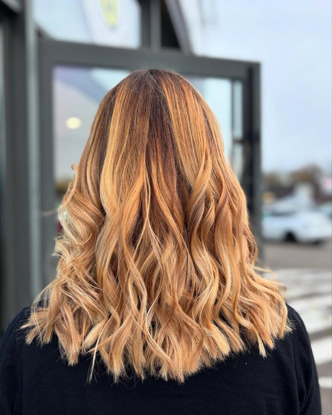 Balayage & Shine Vernis : le duo parfait pour un éclat irrésistible ! ✨😍

Un balayage lumineux pour apporter relief et profondeur, sublimé par un service gloss Shine Vernis qui booste la brillance et la douceur. 🌟

Et pour la touche finale ? Un coiffage wavy naturel pour un look à la fois moderne et éclatant ! 💛

Félicitations au salon @coiffandcostpierre ! Lien de nos salons en bio !