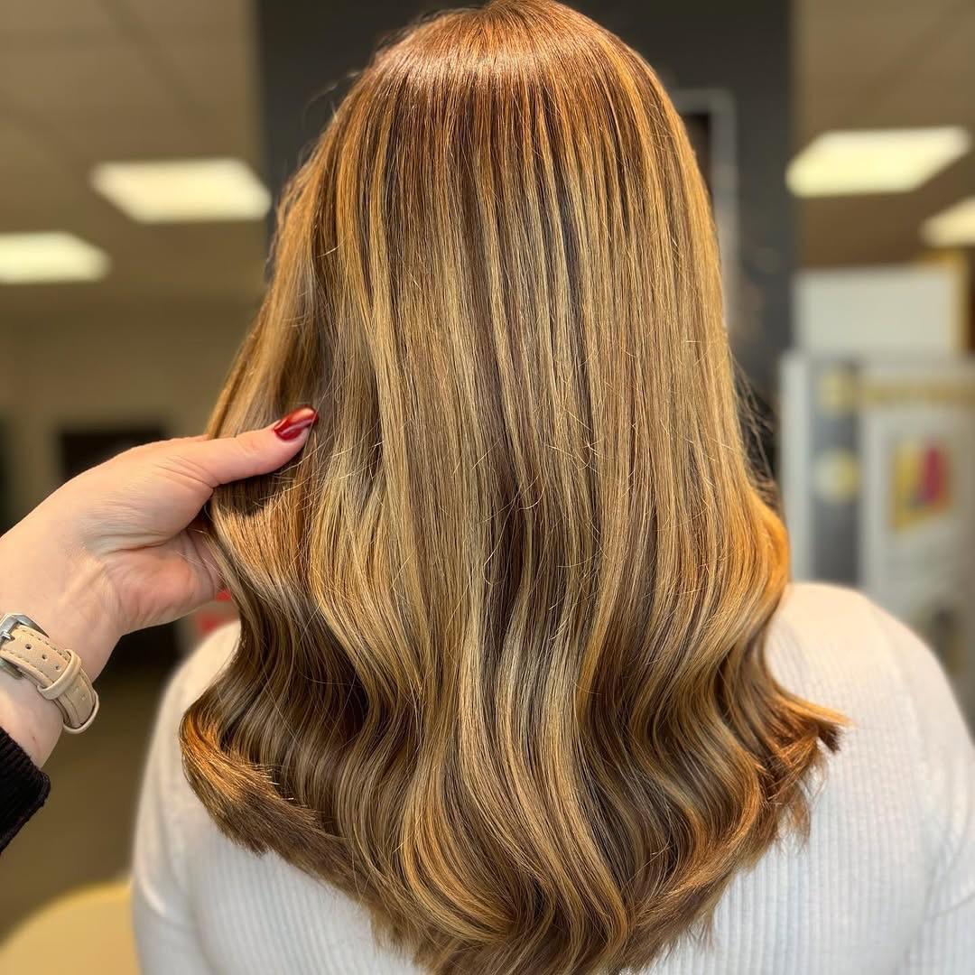 🍯 Balayage miel tout en douceur et en lumière ✨Des reflets dorés et chaleureux pour illuminer la chevelure avec des reflets naturels. 

Félicitations au salon @coiffandcopontivy