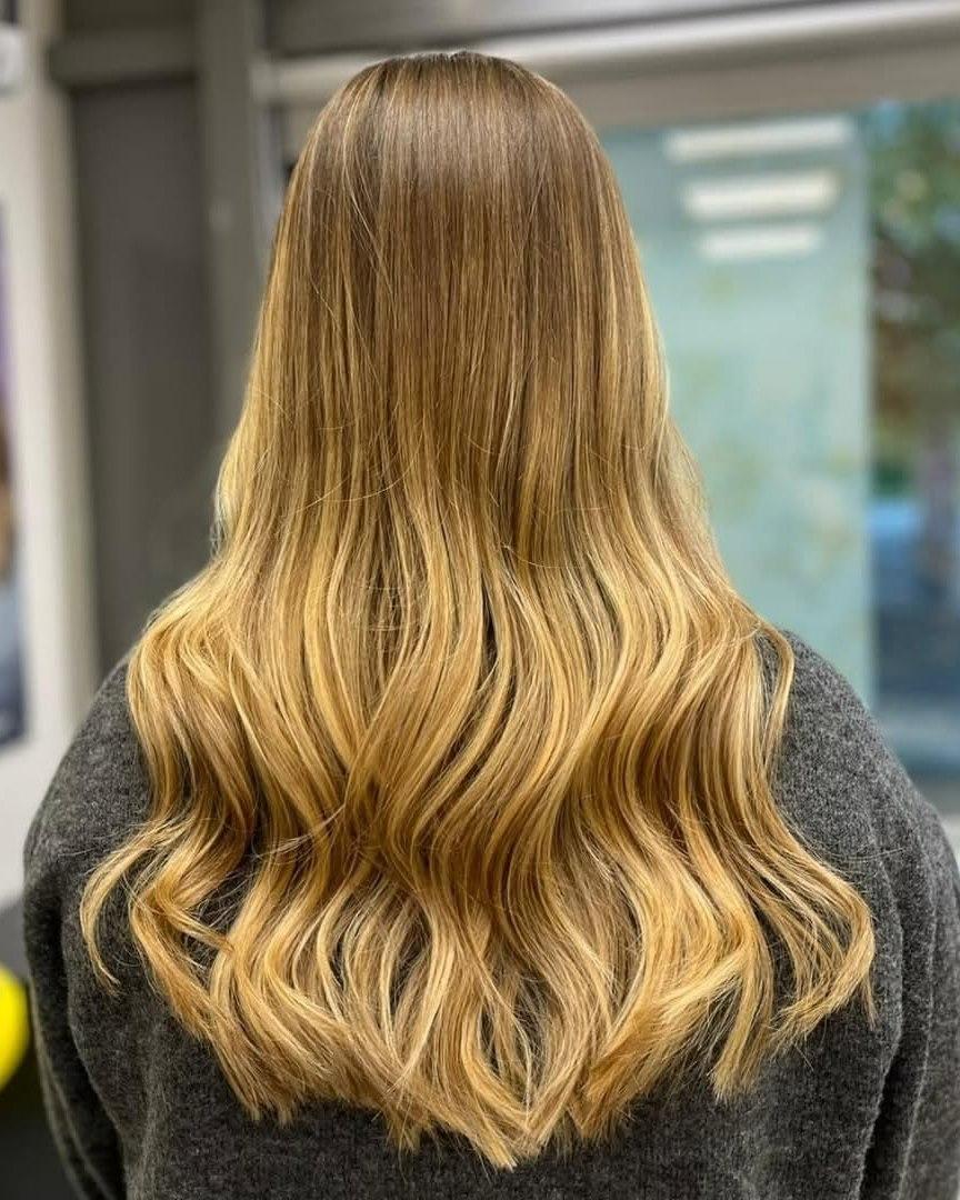 Un balayage lumineux pour apporter relief et douceur, sublimé par un service gloss Shine Vernis pour une brillance intense et soyeuse. 🌟

Prêtes à illuminer votre look ? Lien de nos salons dans la bio !✂️💇‍♀️

Félicitations au salon @coiffandco.colbere