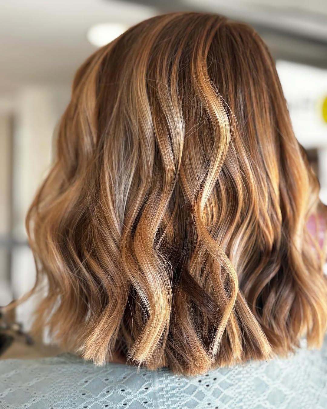 ✨ De la chaleur dans les cheveux ☀️

Ce sublime balayage doré sublimé par un wavy naturel apporte luminosité et douceur à votre look ! 💛

Envie de briller ? Venez nous voir dans nos salons.

Bravo au salon @coiffandco_aubagneaixciotat !