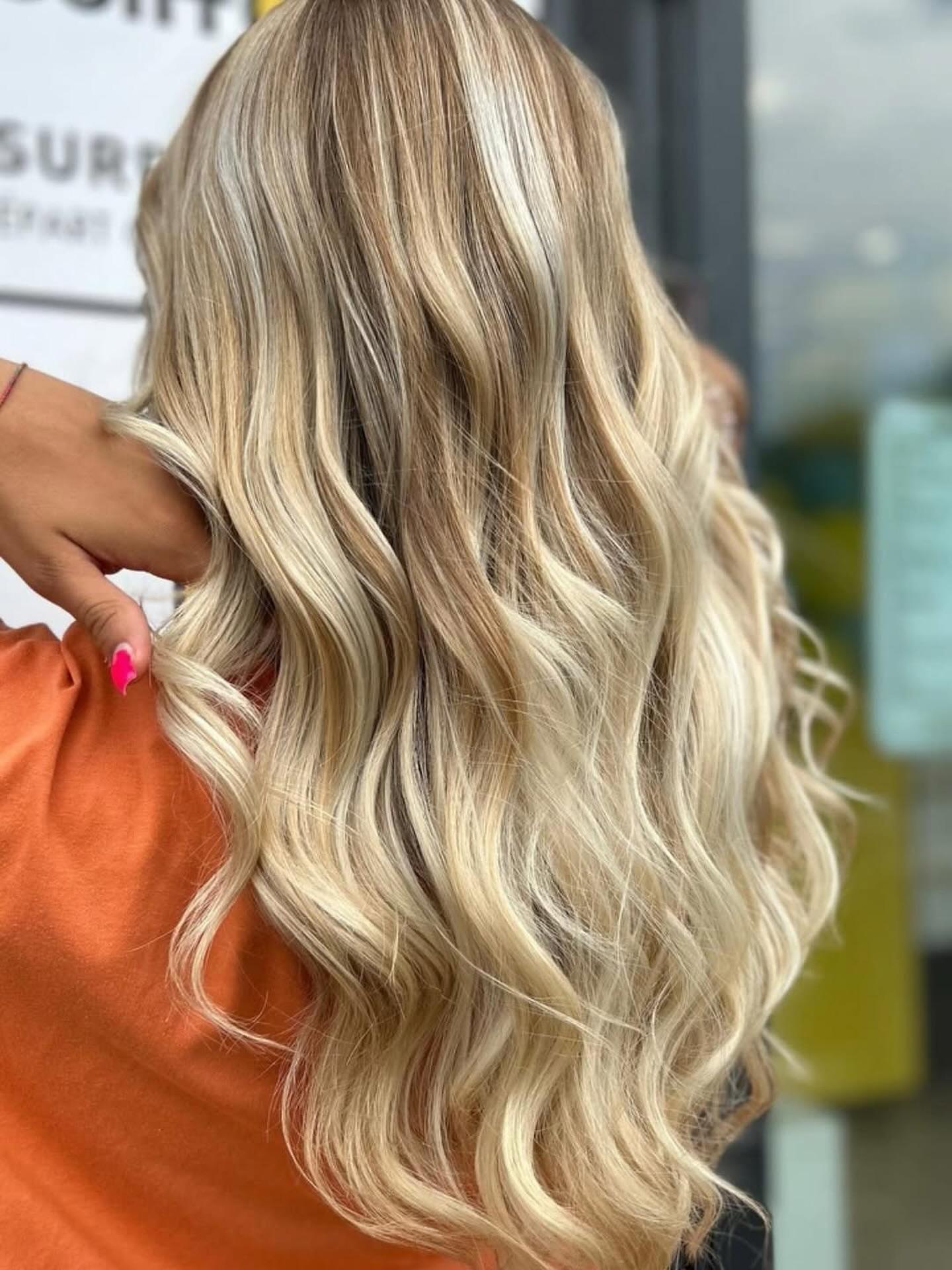 ✨ Ce look lumineux est le résultat d’un rattrapage racines associé à un balayage classique, l’alliance idéale pour raviver l’éclat de votre couleur.

Le tout sublimé par le shampoing soin Color Shine, qui apporte brillance, douceur et reflets vibrants 💫

Bravo au salon @coiffandco.marseille
